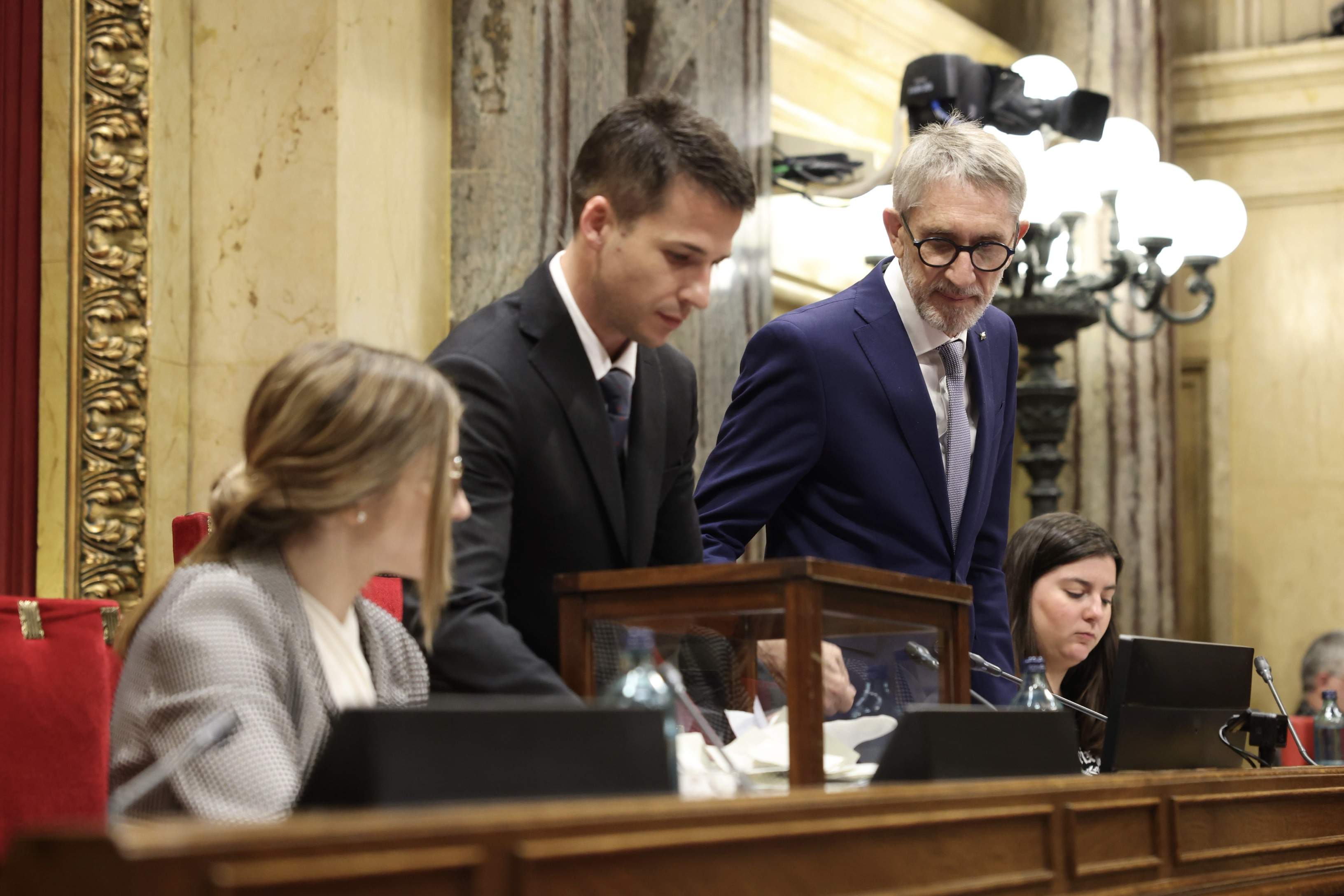 El TC anula el acuerdo de la Mesa de Edad del Parlament que permitió los votos de Puigdemont y Puig
