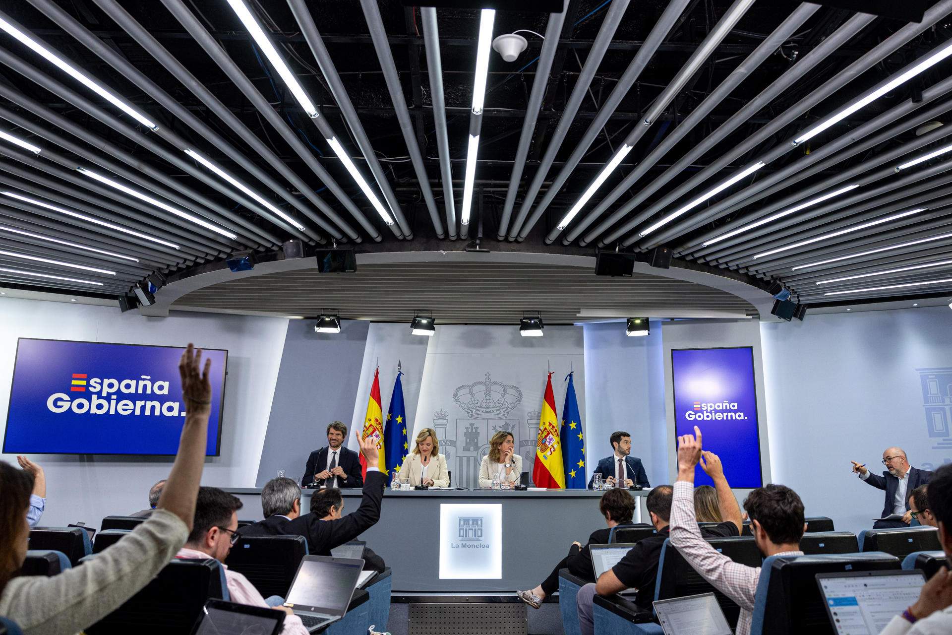 El Gobierno descarta un adelanto electoral y recomienda a Feijóo "esperar sentado"