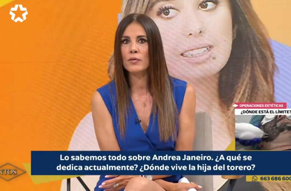 Alicia Senovilla con una foto en el cogote|nuca de Andreita, Telemadrid Alicia Senovilla con una foto en el cogote|nuca de Andreita, Telemadrid