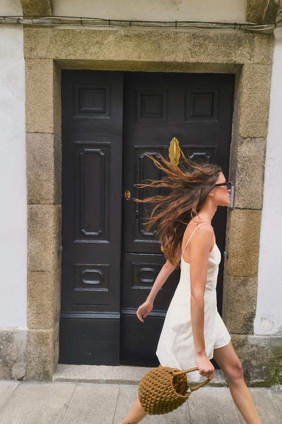 La elegancia es el vestido midi de tirantes con bordados perforados de Zara