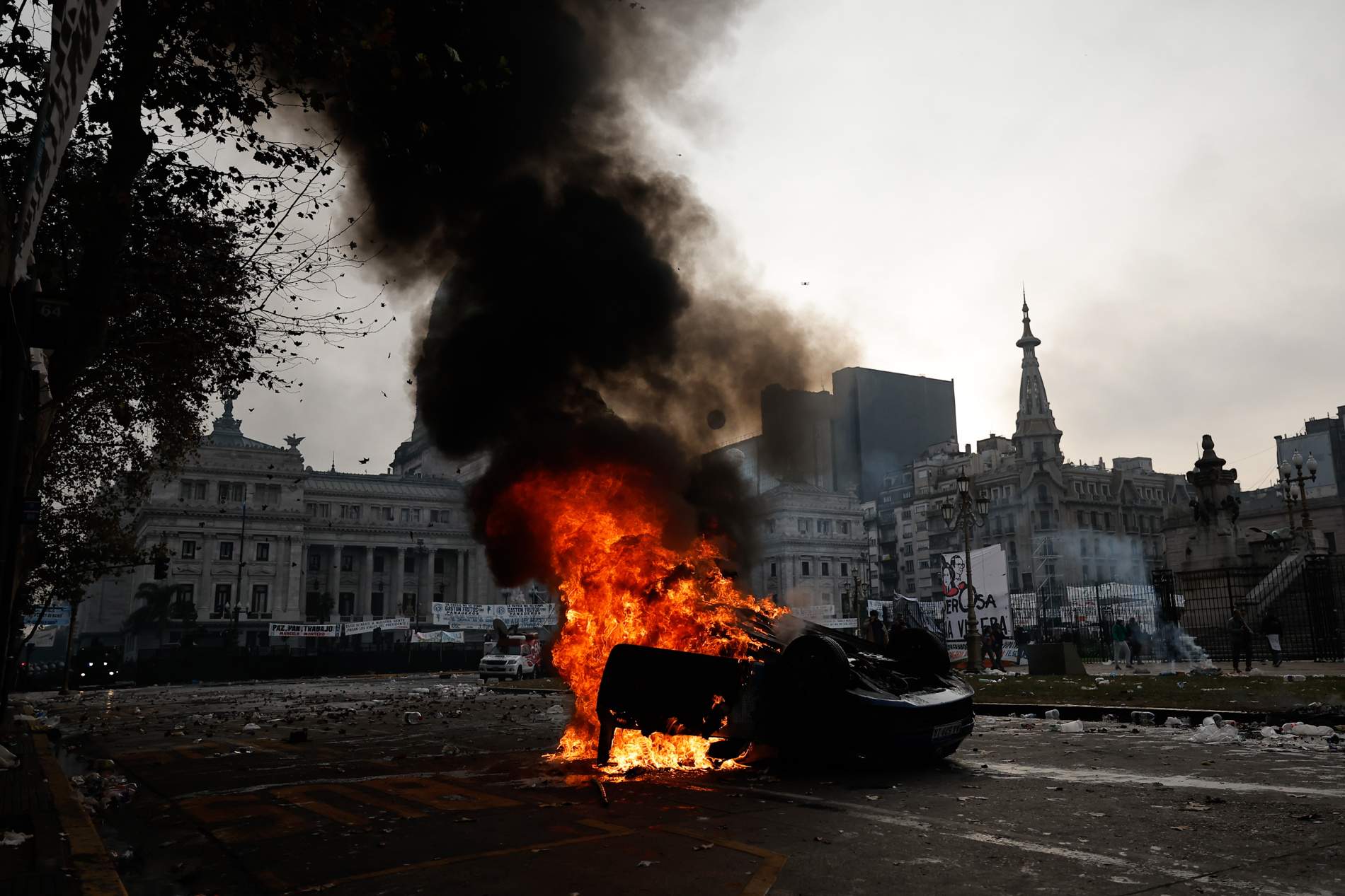 Luz verde a la ley de drásticas reformas económicas de Milei en medio de violentos disturbios