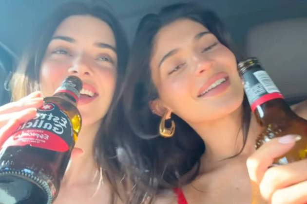 Kedanll y Kylie Jenner con una Estrella Galicia en la mano Kedanll y Kylie Jenner con una Estrella Galicia en la mano