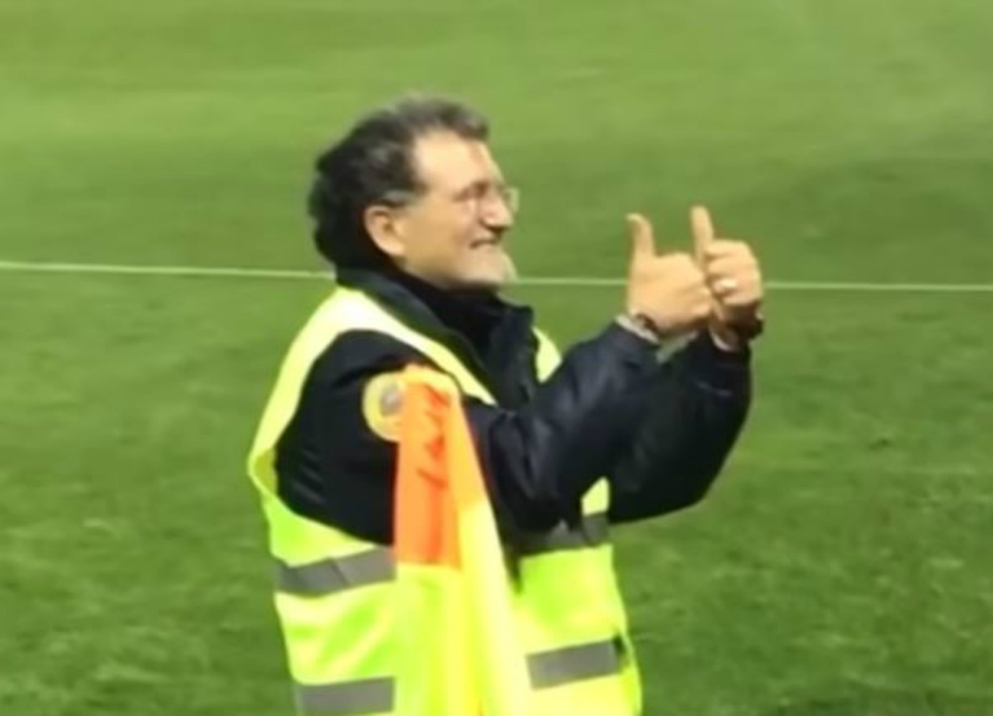 El nuevo trabajo de 'Rajoy': vigilante de seguridad de un campo de fútbol