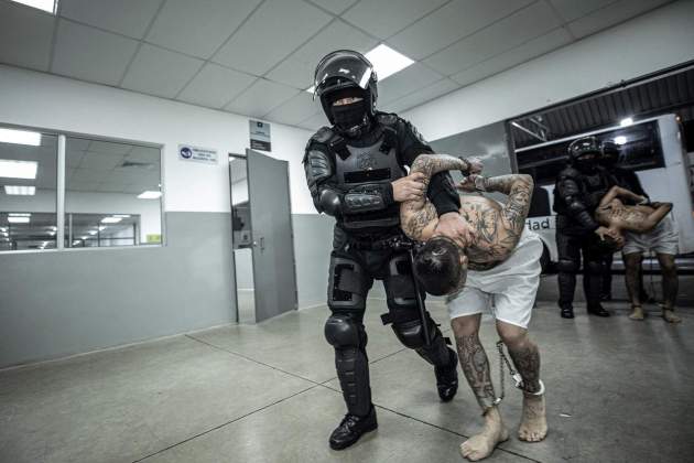 Traslado miembros bandas|lados El Salvador, megapreso / Efe Traslado miembros bandas|lados El Salvador, megapreso / Efe