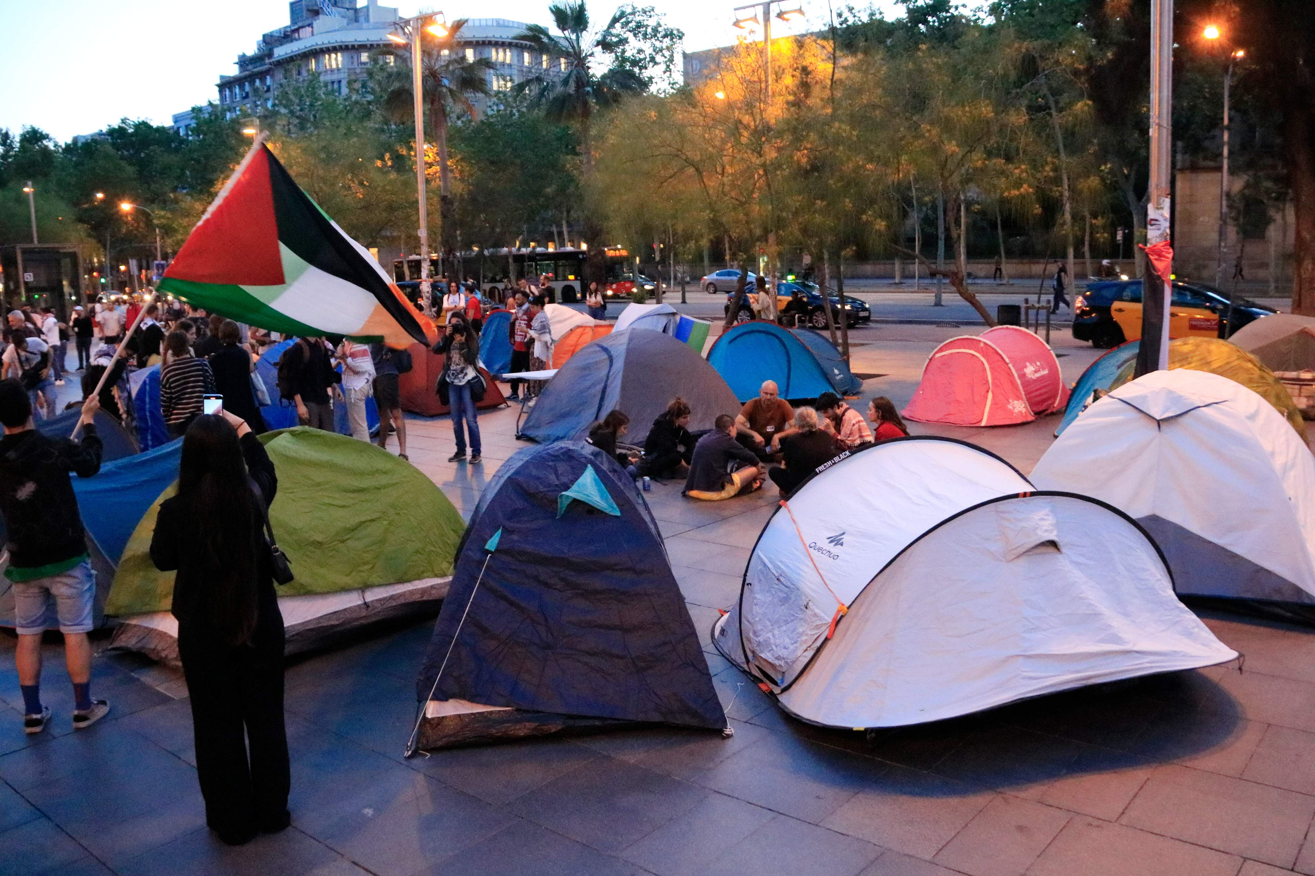 La Guardia Urbana desaloja la acampada propalestina de plaza Universitat