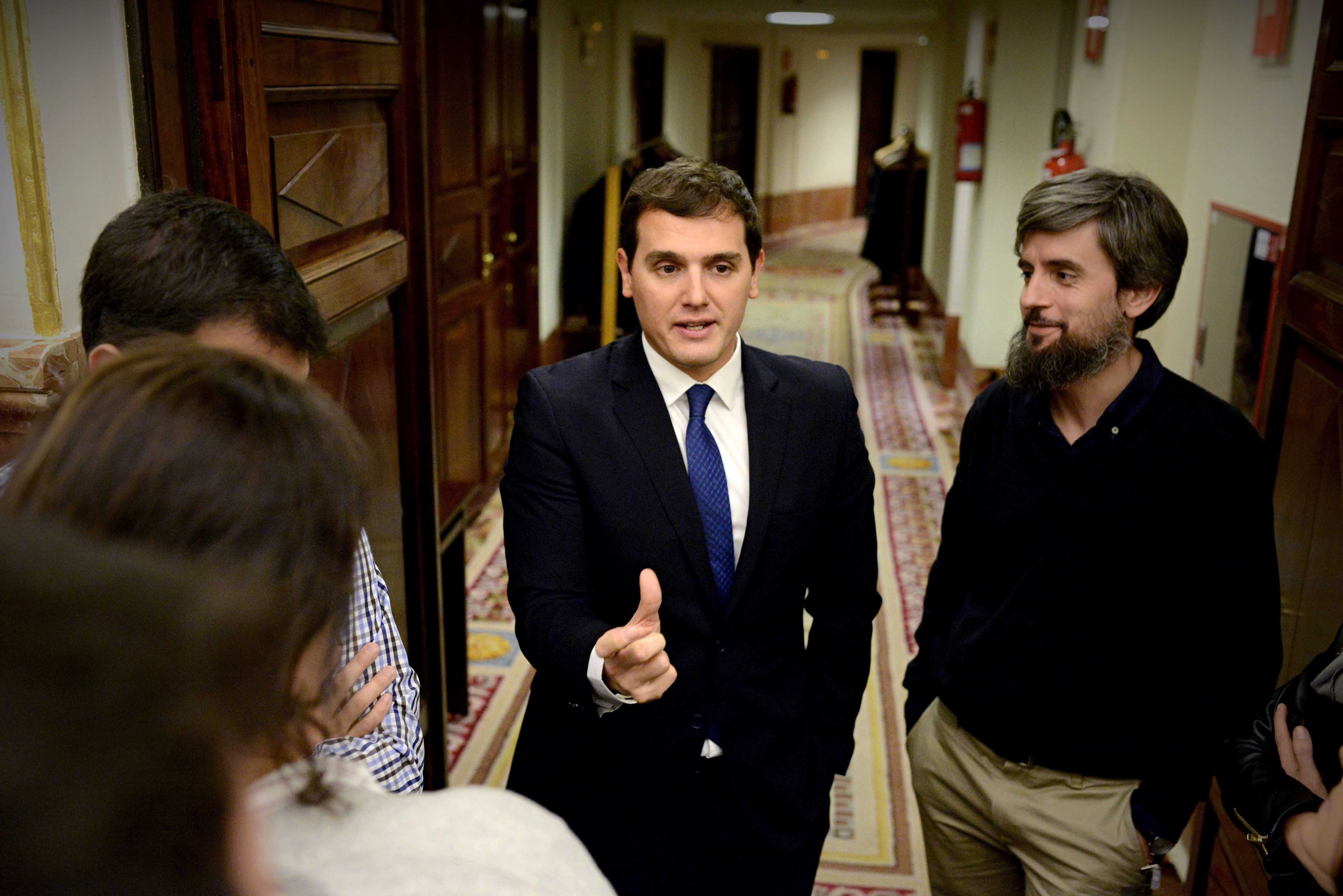 Rivera pide responsabilidades a Rajoy e Iglesias "para evitar Grecia"