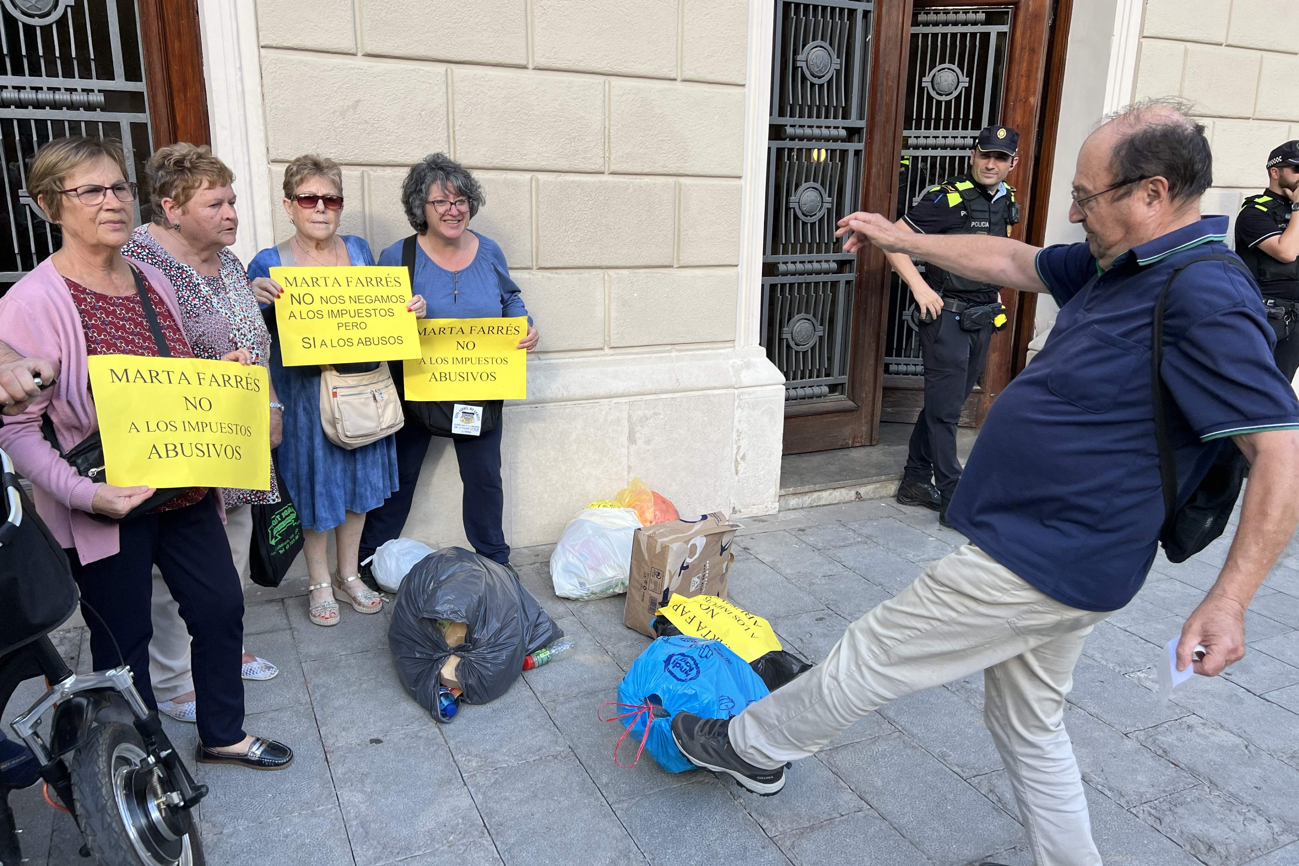 Clamor en Sabadell contra la nueva tasa de residuos "abusiva" del Vallès