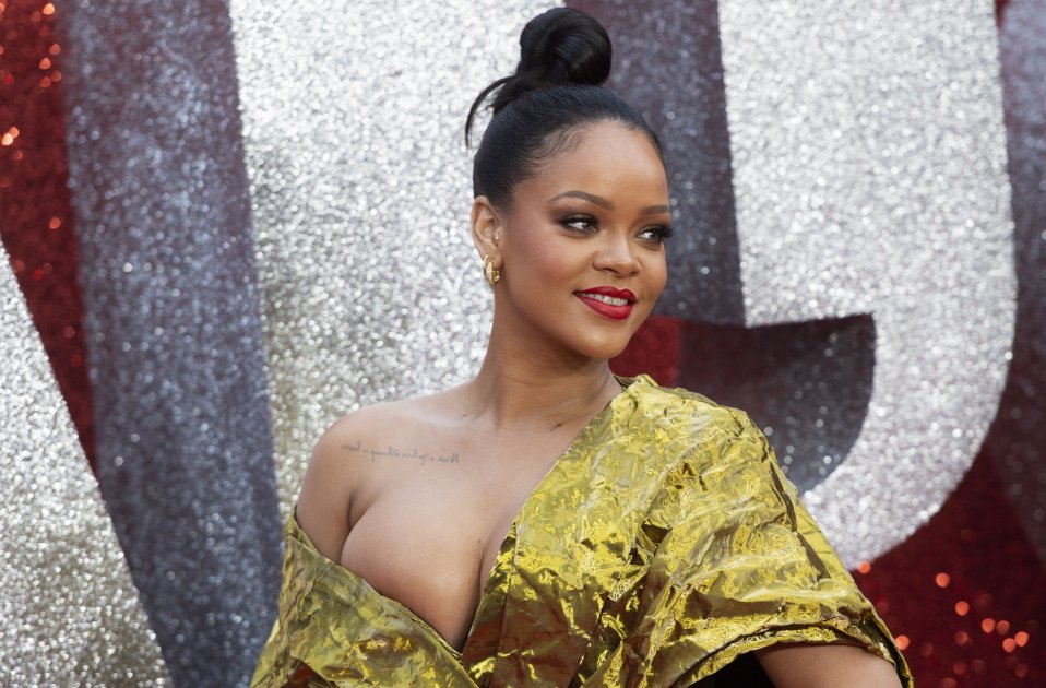 Rihanna vestit daurat 2  EFE