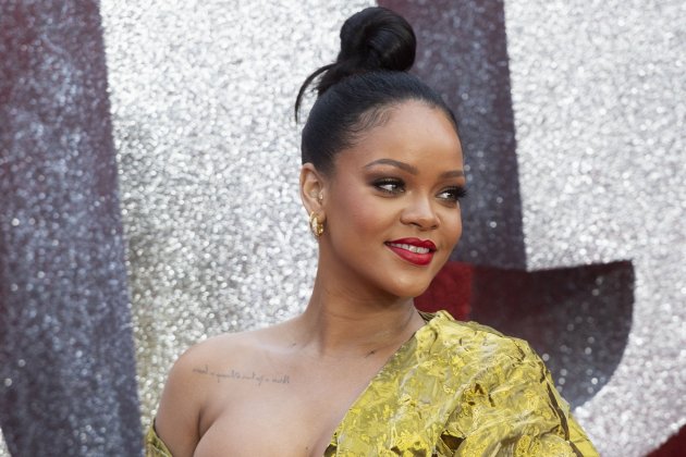 Rihanna vestit daurat 3 EFE