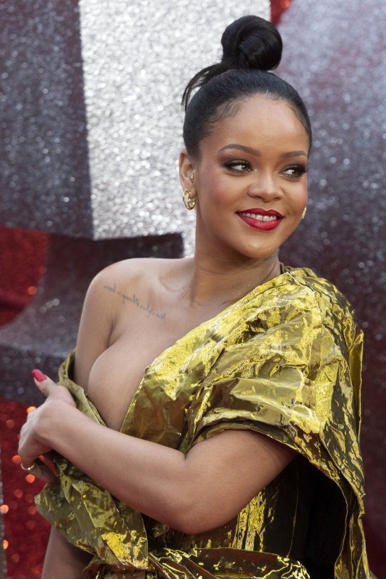 Rihanna vestido dorado EFE