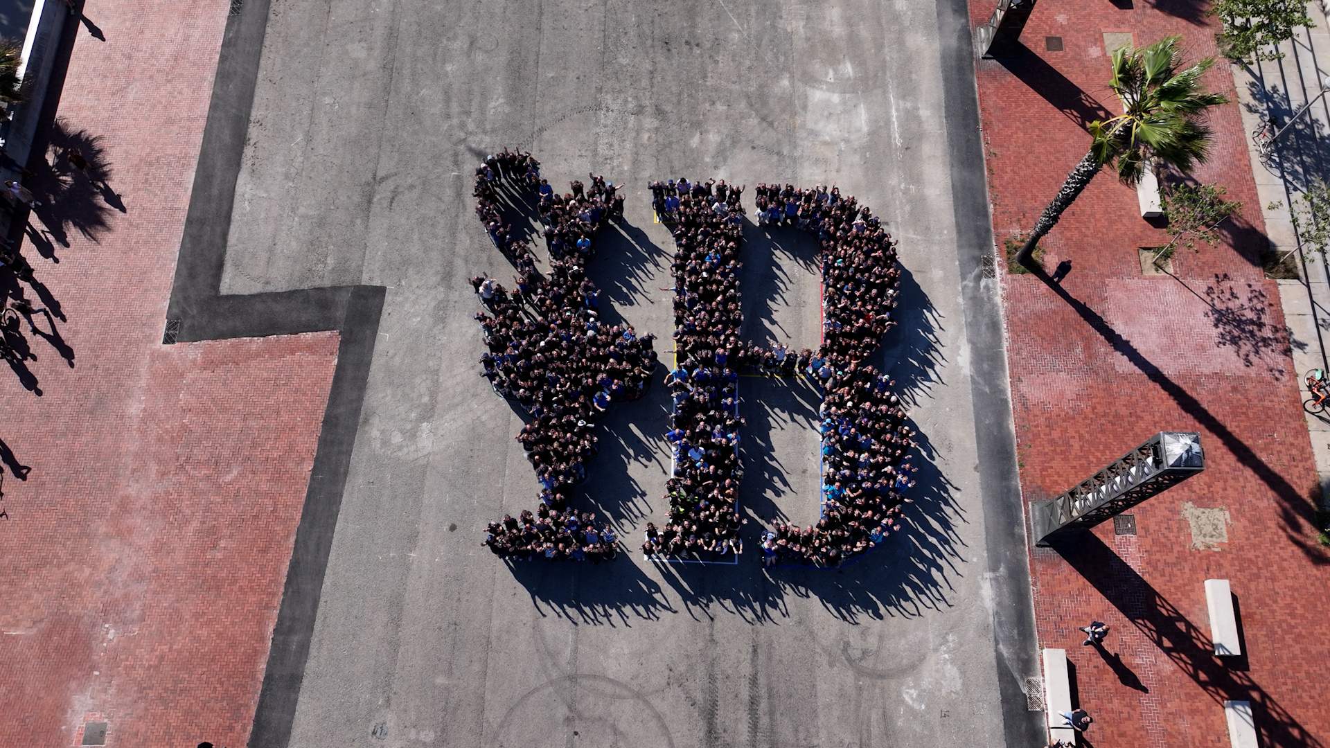 800 persones formen un mosaic amb el logo de la Copa Amèrica de Vela al Port Olímpic de Barcelona