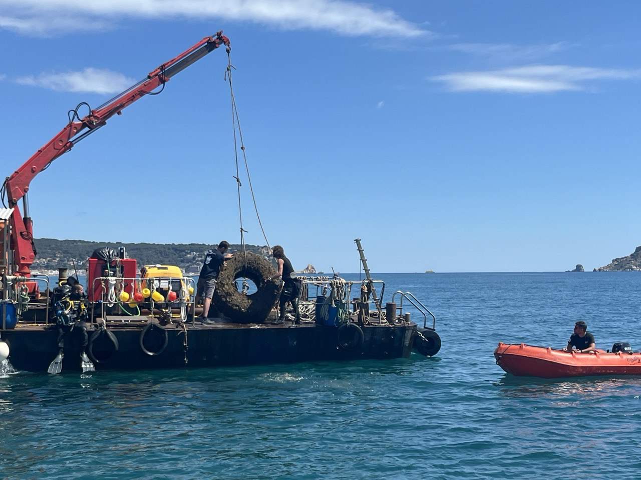 La col·laboració publicoprivada també serveix per netejar el fons marí
