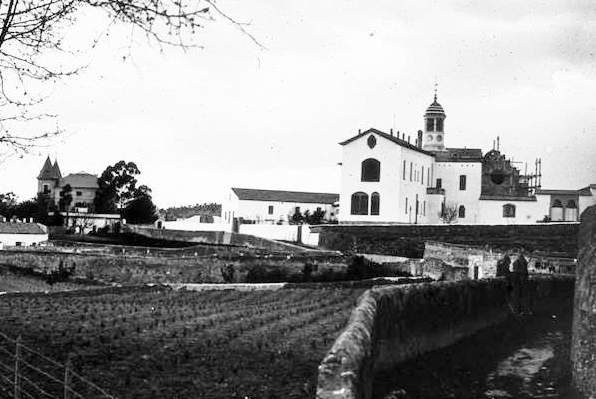 El nou Hospital i les vinyes de malvasia, el 1914 (Fundació Hospital Sant Joan Baptista de Sitgess) El nou Hospital i les vinyes de malvasia, el 1914 (Fundació Hospital Sant Joan Baptista de Sitgess)
