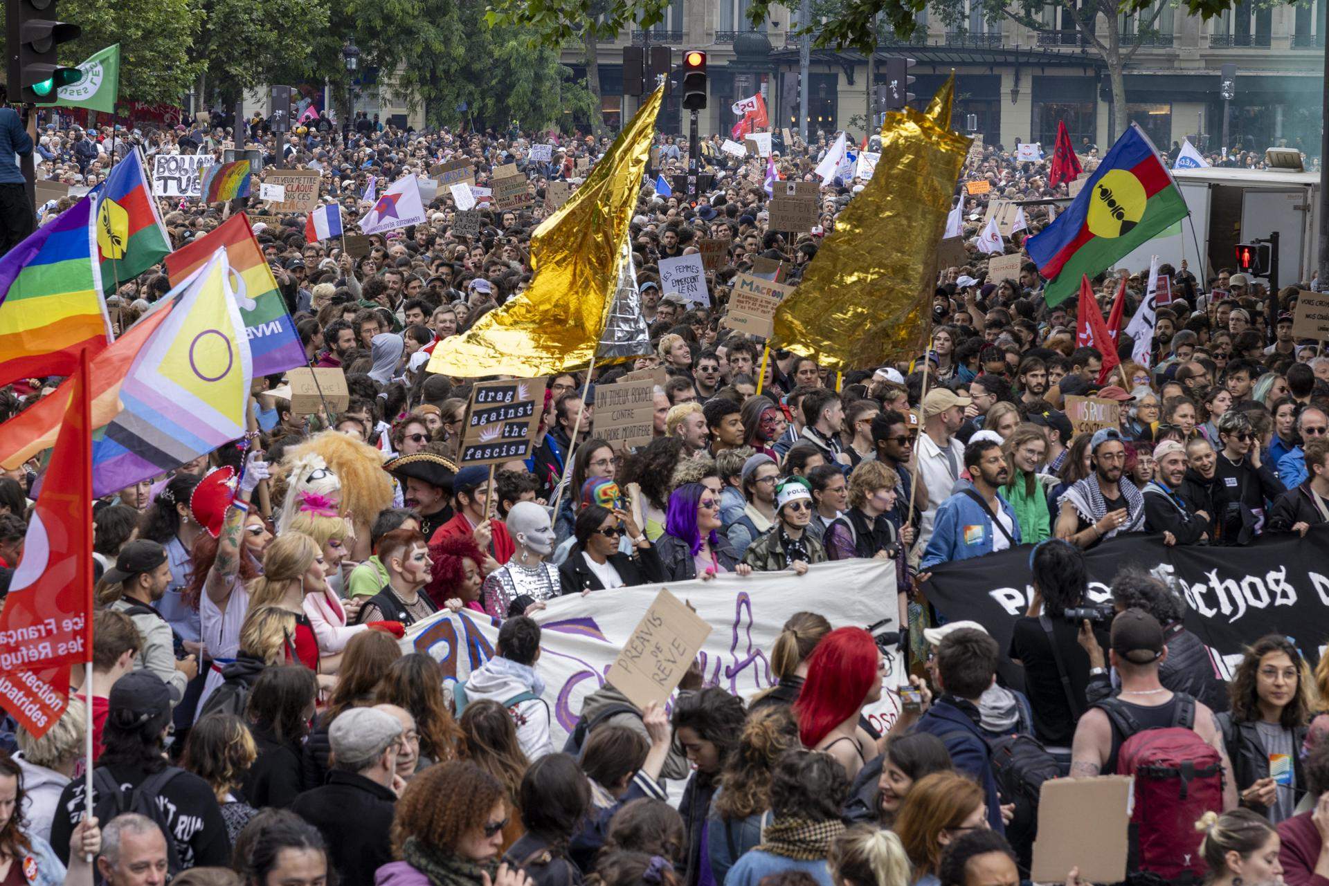 La izquierda francesa abarrota las calles contra el auge lepenista