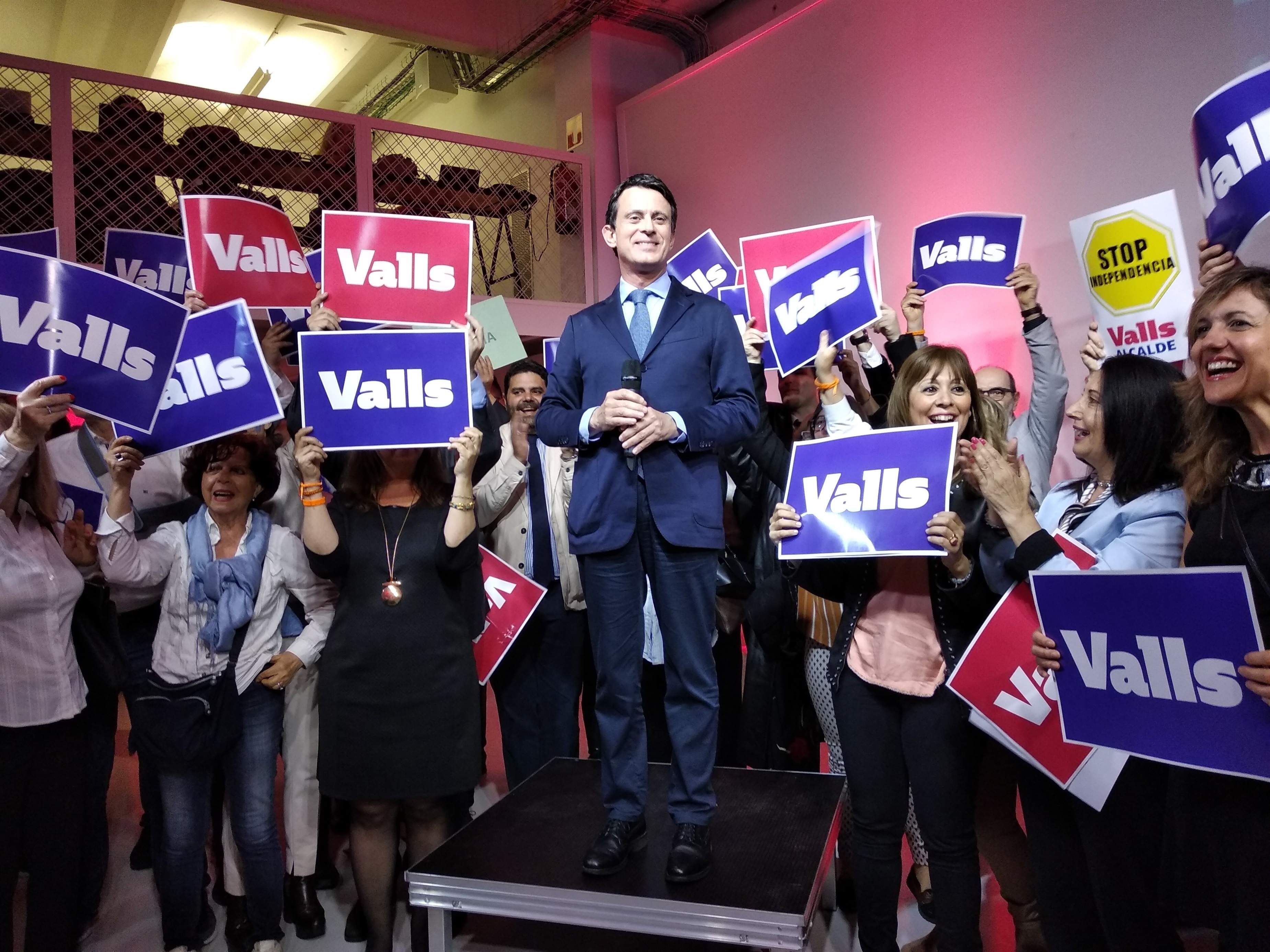 Manuel Valls surt a la caça d'Hollande per intentar aferrar-se a la política francesa