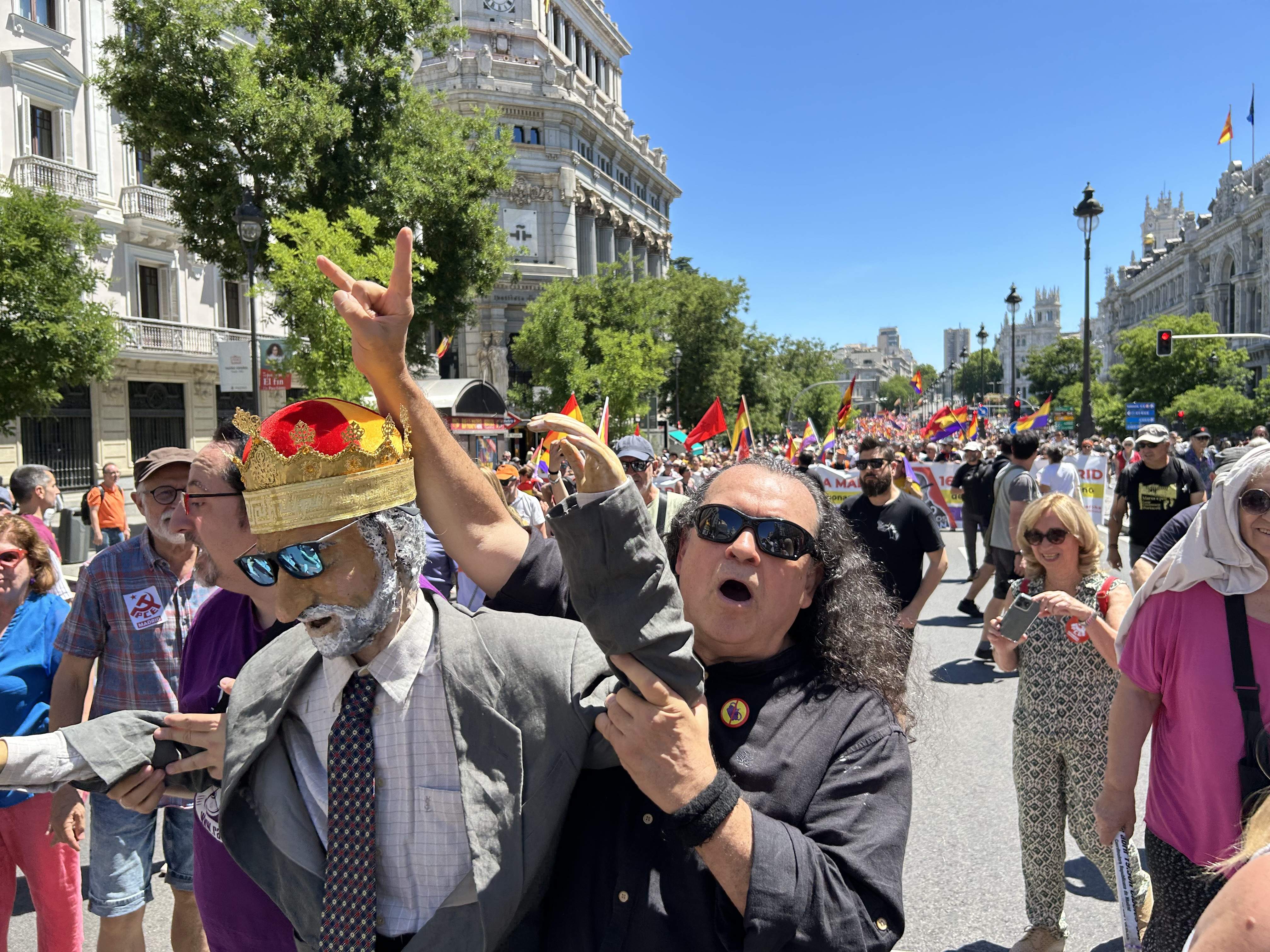 Madrid se manifiesta contra Felipe VI con mensaje a los catalanes: "España también quiere ser república"
