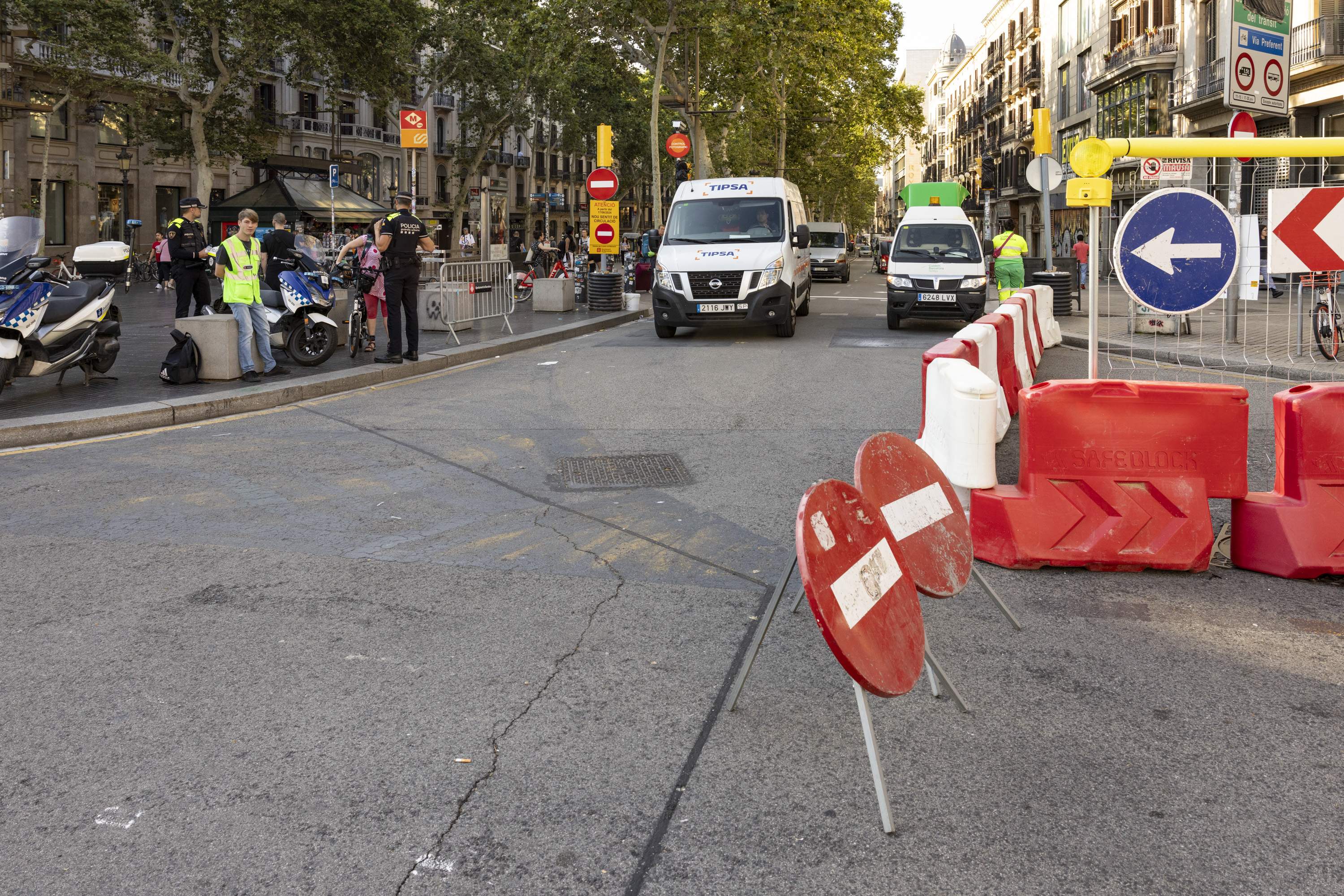 La Rambla en sentido contrario: el tráfico en sentido ascendente sube por el lado Raval