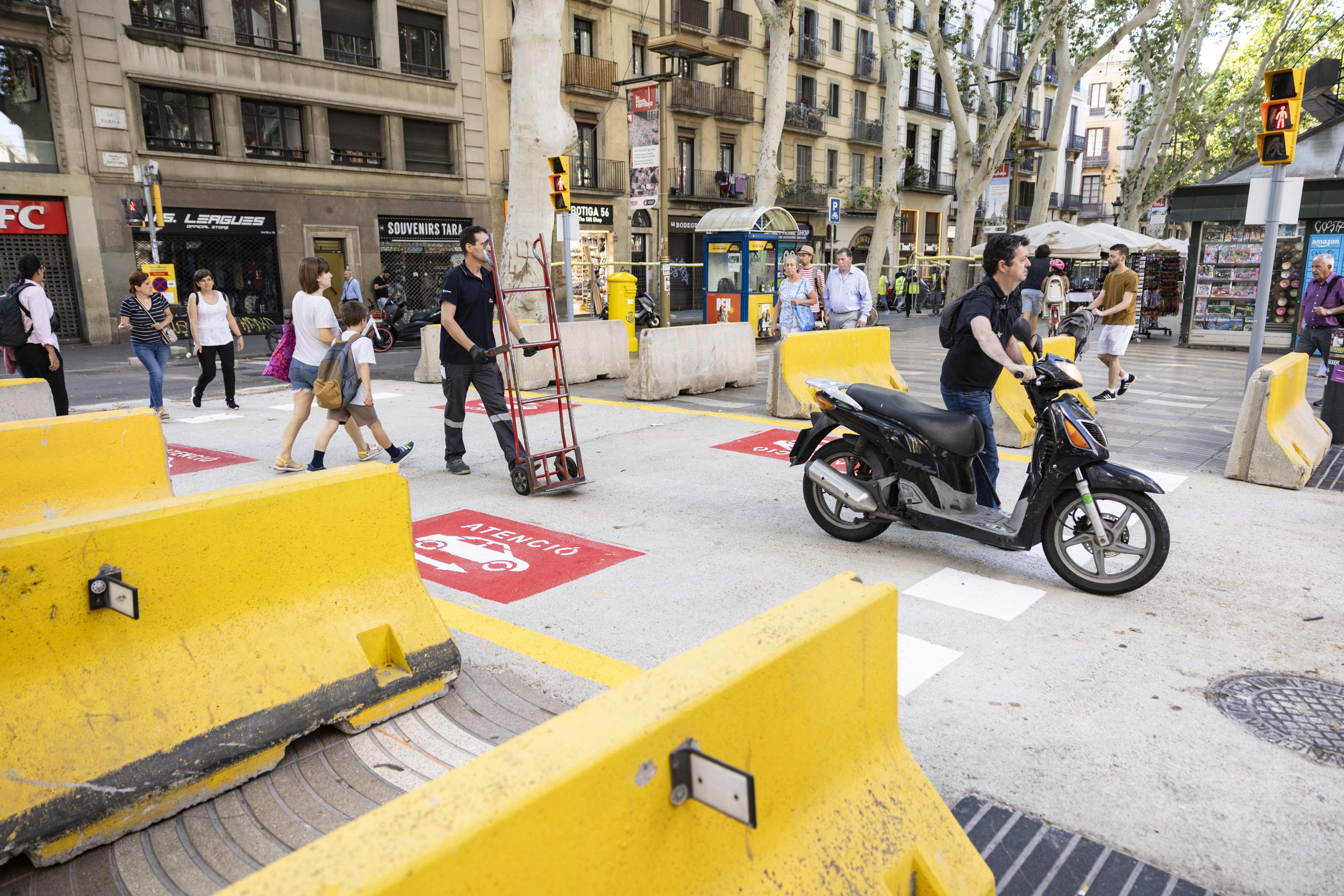 La Rambla no es desentén de Sant Jordi malgrat les obres