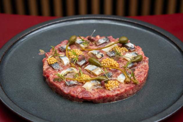 L’steak tartar amb matrimoni i taperots del Pizzicato / Foto: Marta Garreta L’steak tartar amb matrimoni i taperots del Pizzicato / Foto: Marta Garreta