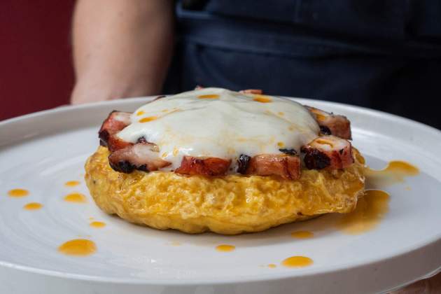 La truita feta a baixa temperatura amb pop a la brasa, escuma de patata i aixada del Pizzicato / Foto: Marta Garreta La truita feta a baixa temperatura amb pop a la brasa, escuma de patata i aixada del Pizzicato / Foto: Marta Garreta