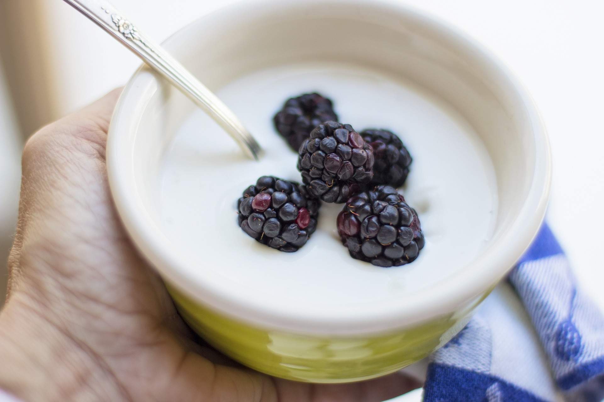 Si el yogur natural se te hace demasiado ácido, hay una solución y no hace falta azúcar ni edulcorante