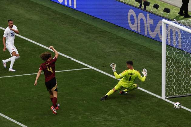 Schranz bate a Casteels para hacer el primer gol EFE Schranz bate a Casteels para hacer el primer gol EFE