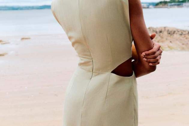 Vestido midi cut out hebilla Vestido midi cut out hebilla