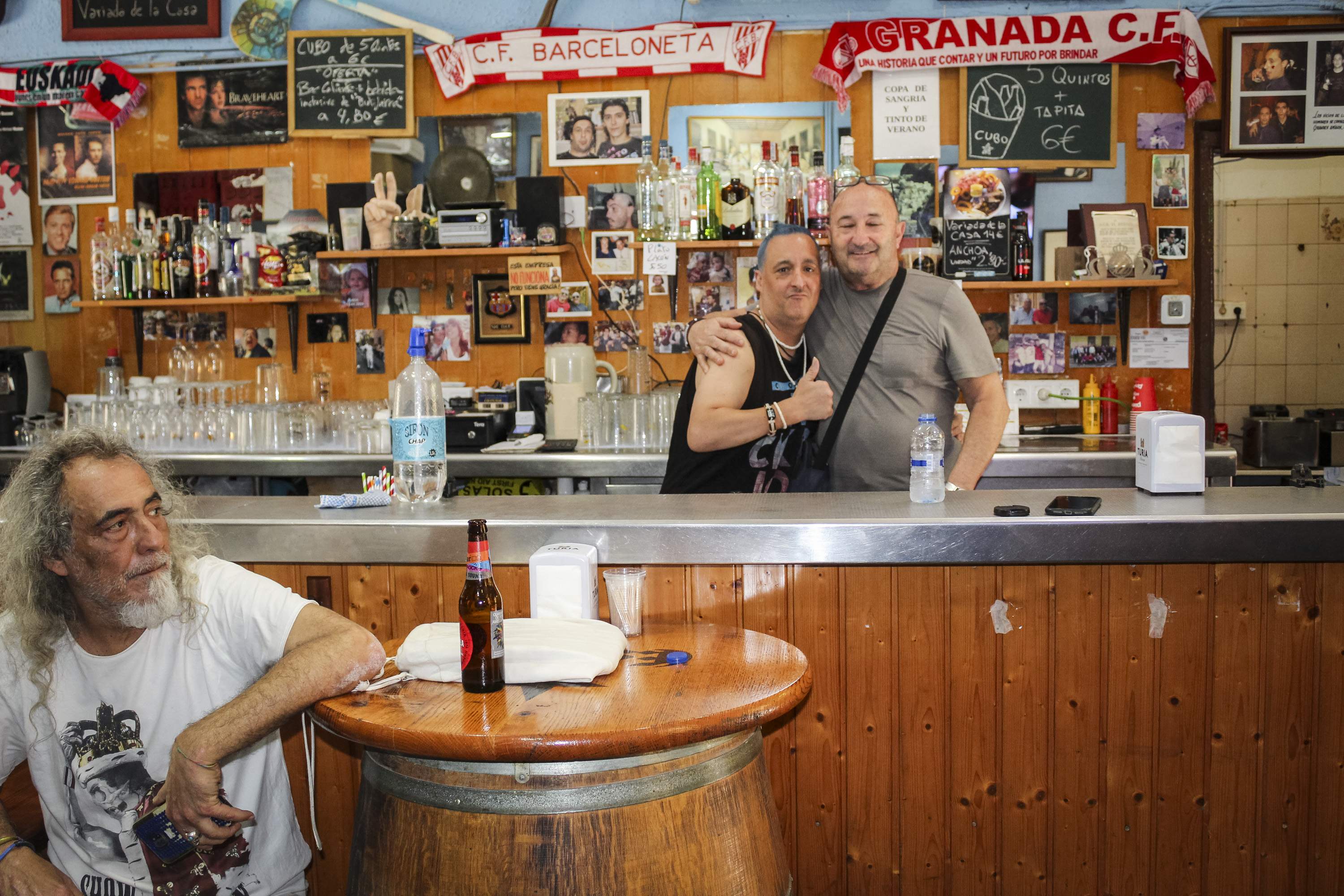 El bar emblemático de la Barceloneta que enamora al barrio e ignora a los turistas