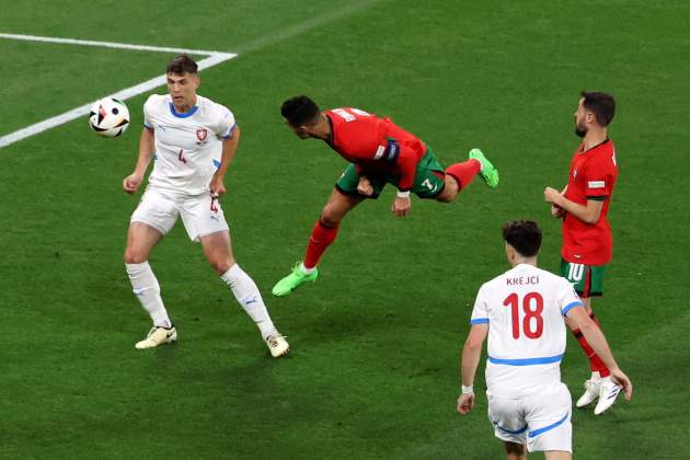 Cristiano Ronaldo rematando de cabeza ante la defensa de Chequia EFE Cristiano Ronaldo rematando de cabeza ante la defensa de Chequia EFE