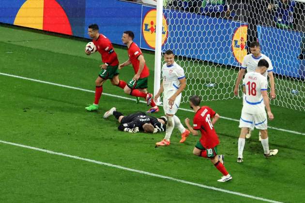 Cristiano Ronaldo coge el balón rápidamente después de empatar ante Chequia EFE Cristiano Ronaldo coge el balón rápidamente después de empatar ante Chequia EFE