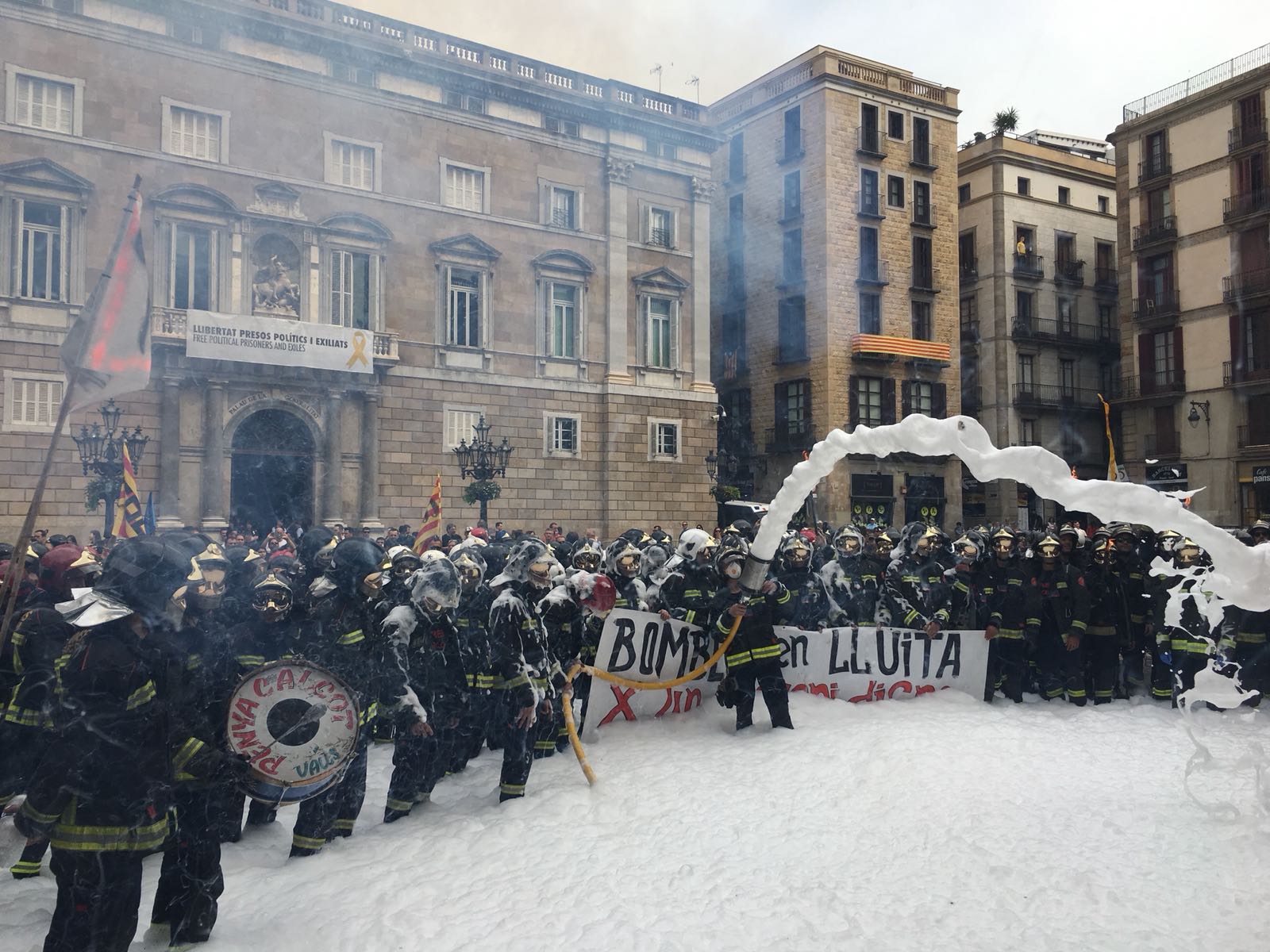 VÍDEO: Els Bombers de Barcelona s'alcen contra Colau amb una performance d'escuma