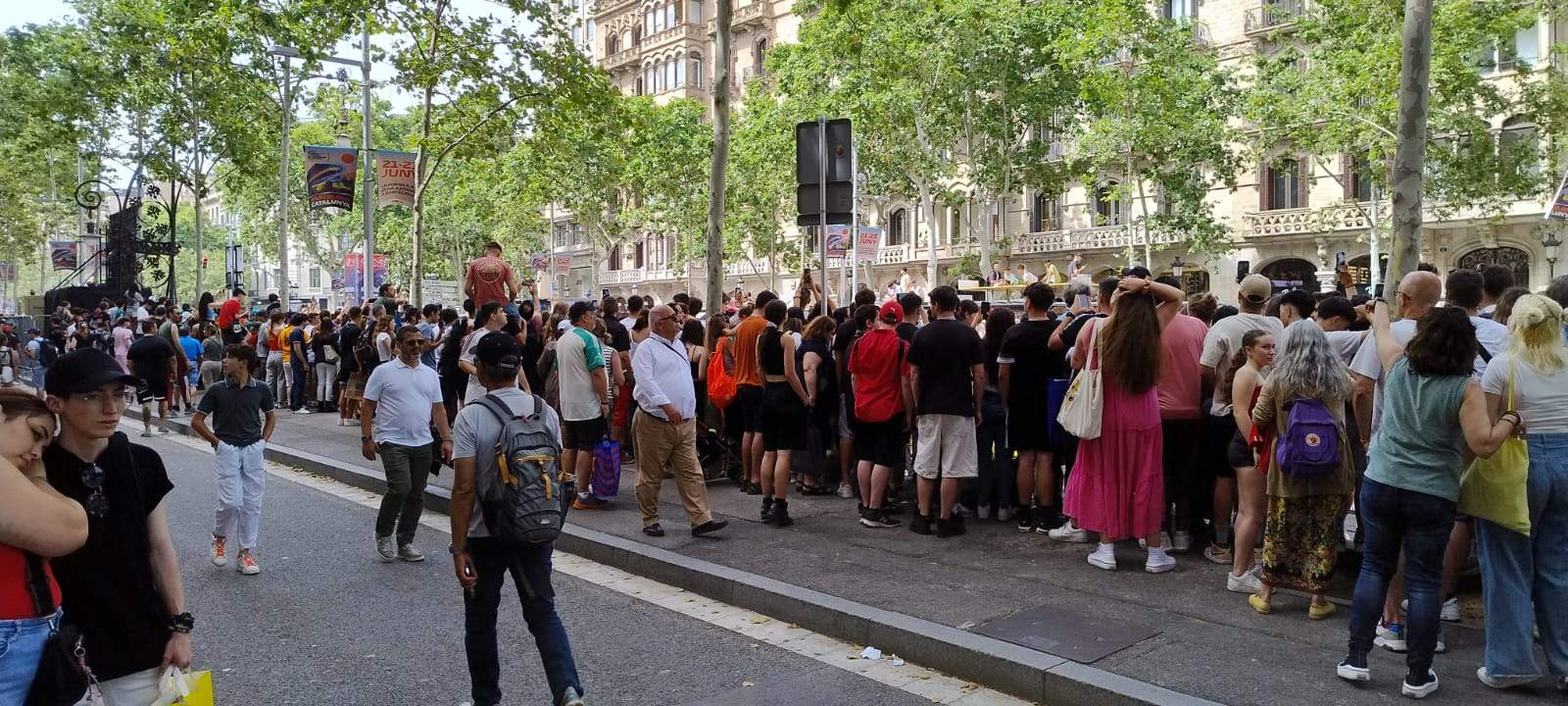 espectadores F1 paseo de gracia entre pl catalunya y grande vía Foto: Jordi Palmer espectadores F1 paseo de gracia entre pl catalunya y grande vía Foto: Jordi Palmer