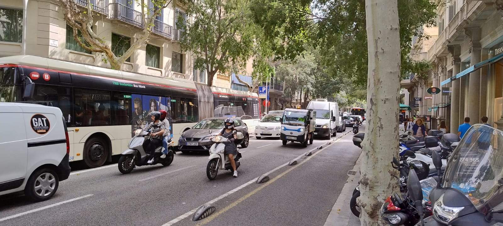 Calle de Valencia va llena porque absorbe el tranist de la Gran Vía, pero los vehículos van circulando. Foto: Jordi Palmer Calle de Valencia va llena porque absorbe el tranist de la Gran Vía, pero los vehículos van circulando. Foto: Jordi Palmer