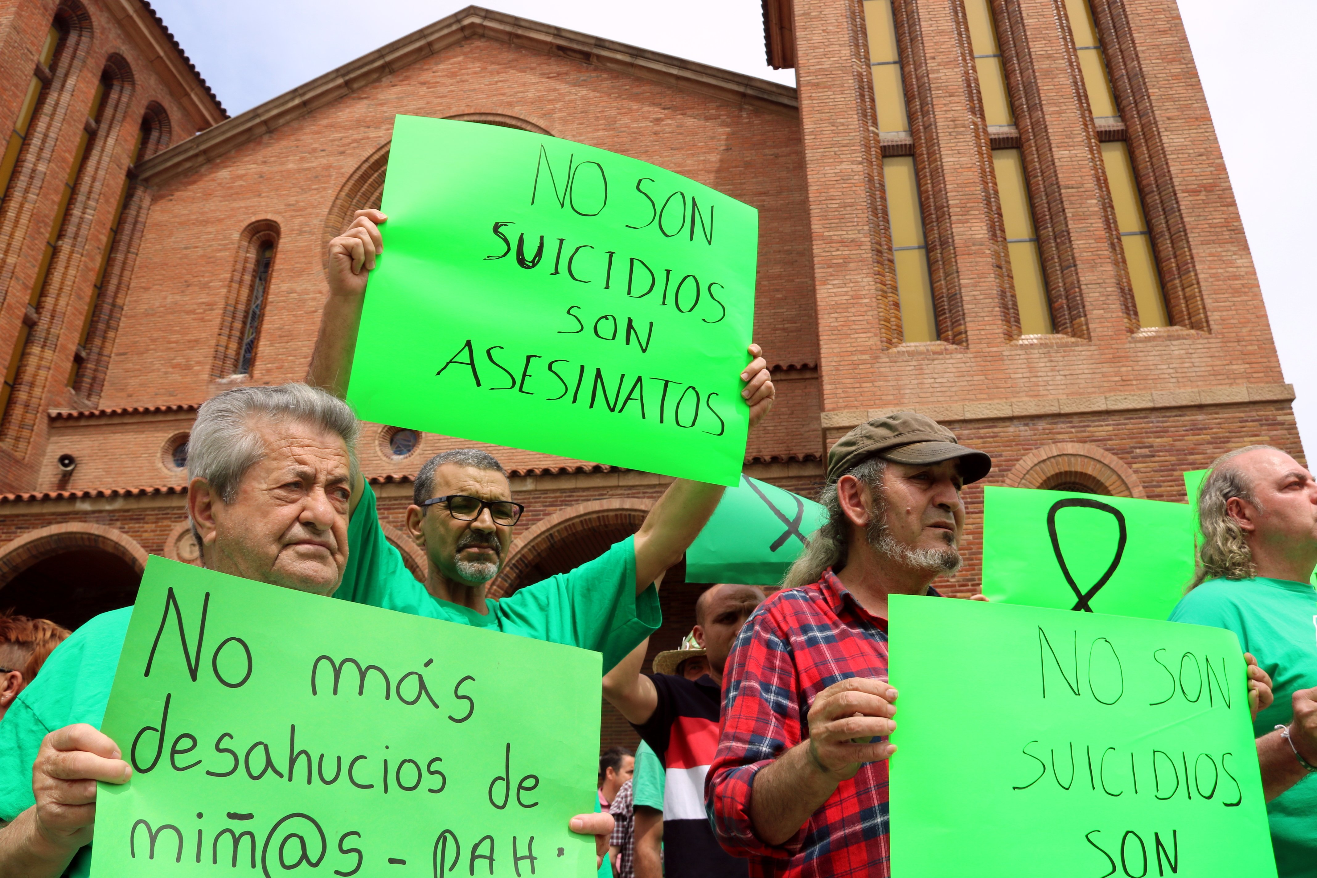 Manifestació a Cornellà per denunciar que "els desnonaments maten"