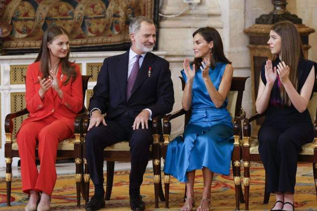 Leonor y Sofía con sus padres 