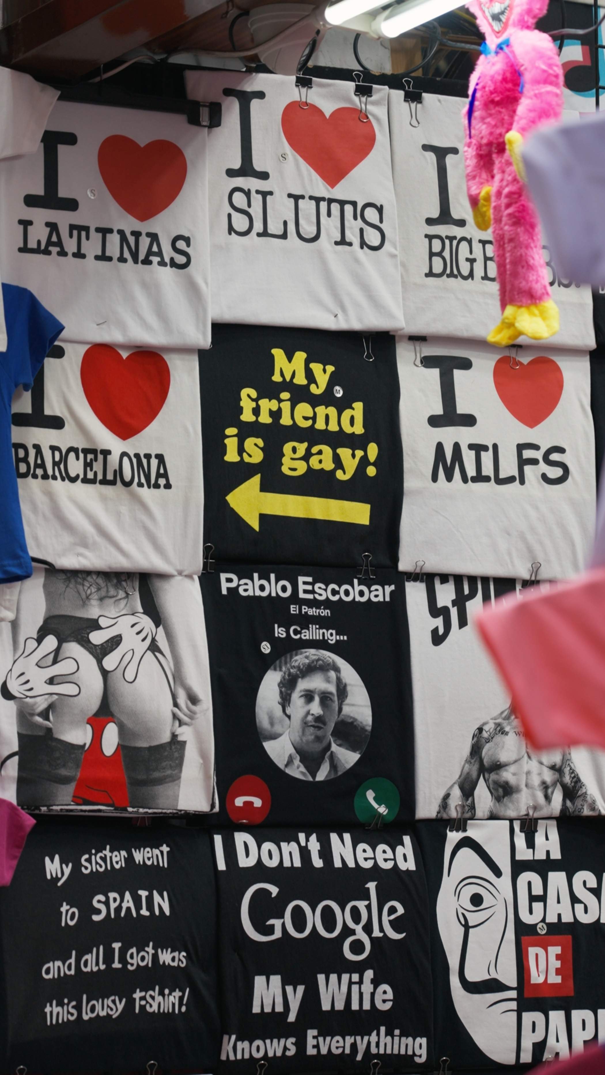 Los souvenirs ofensivos que ERC Barcelona ha obligado a retirar de las tiendas