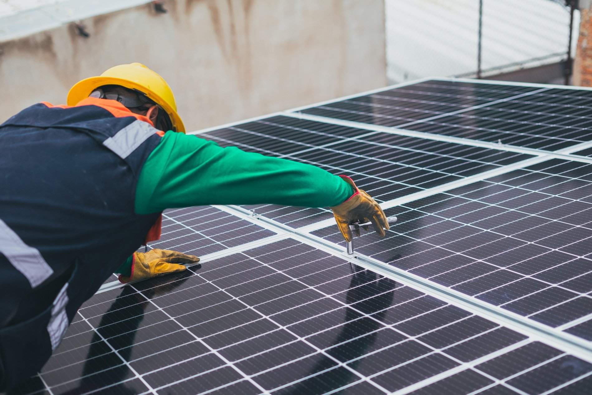 Los EE.UU. encuentran dispositivos chinos ocultos en equipos de energía renovable que podrían generar apagones