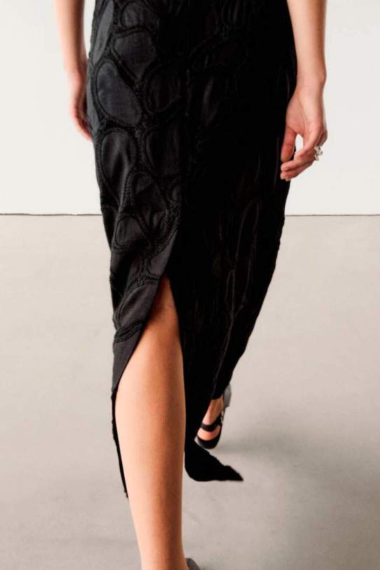 Falda midi recta detalle bordado