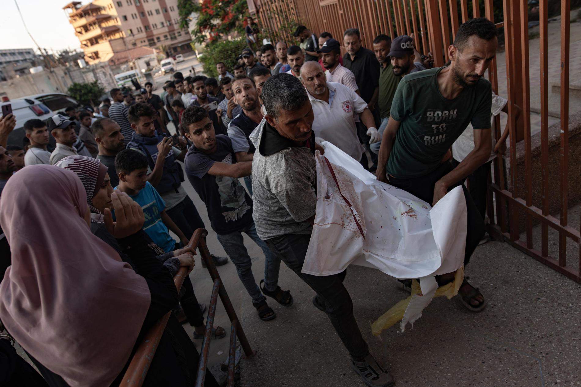 Israel ataca un camp de desplaçats a Rafah i deixa almenys 25 morts