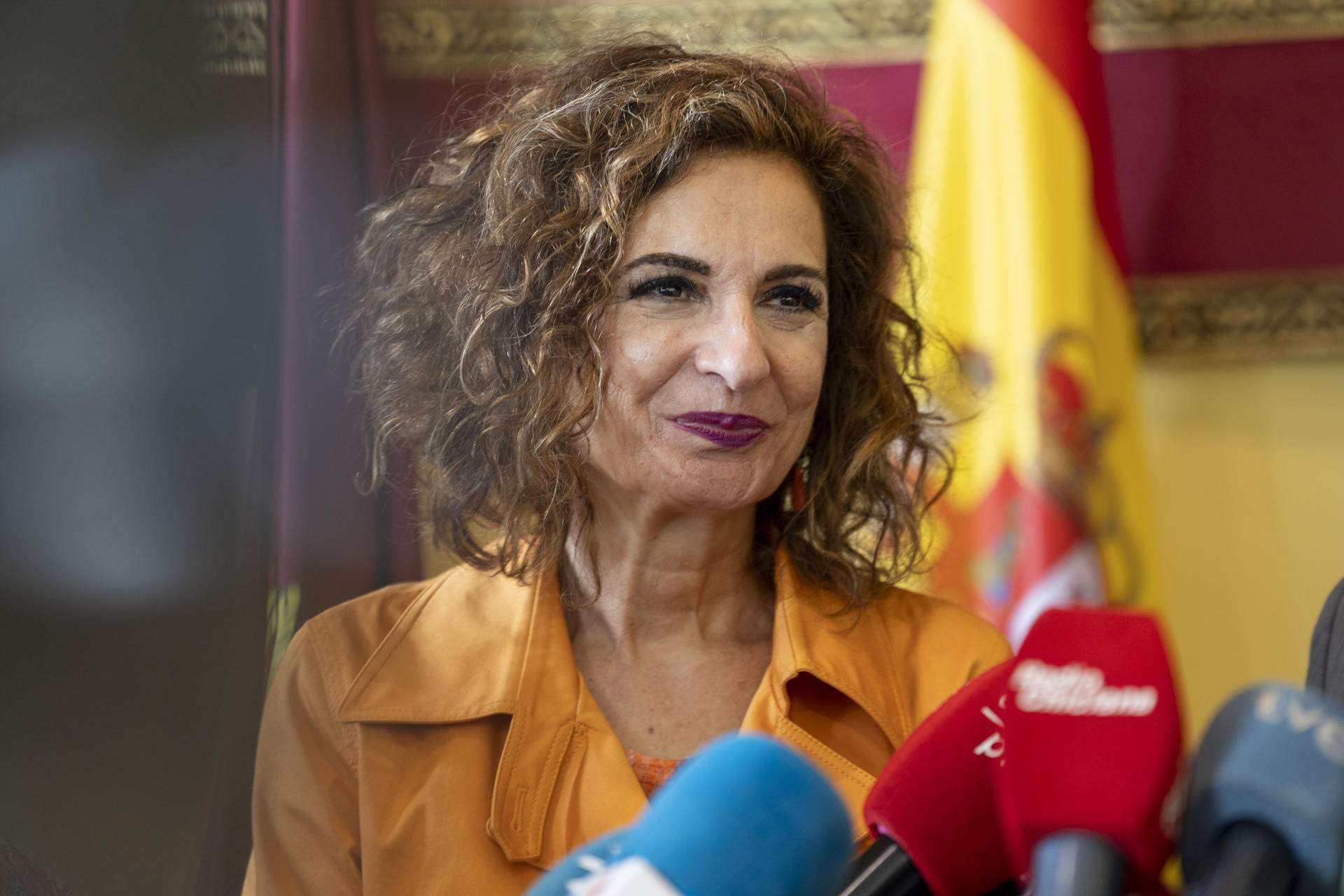 El Gobierno reprocha el aplauso de Ayuso al discurso ultra de Milei y el "silencio" de Feijóo