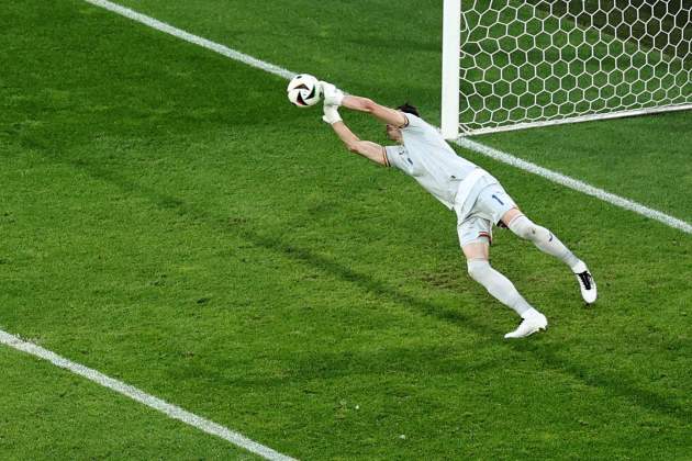 Nita fa una gran intervenció per evitar el segon gol de Bèlgica EFE Nita fa una gran intervenció per evitar el segon gol de Bèlgica EFE