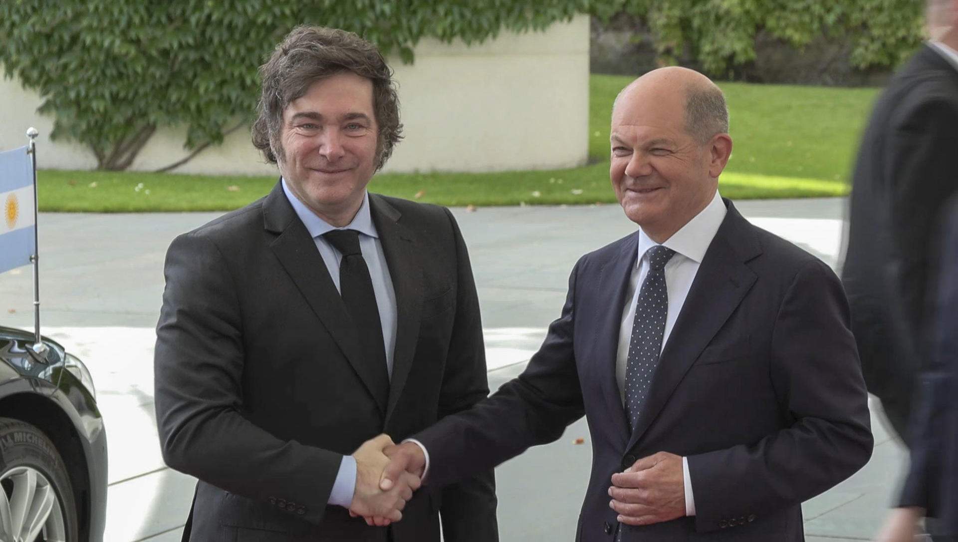 Primera trobada de Milei amb un líder socialdemòcrata: es reuneix amb Scholz a Berlín