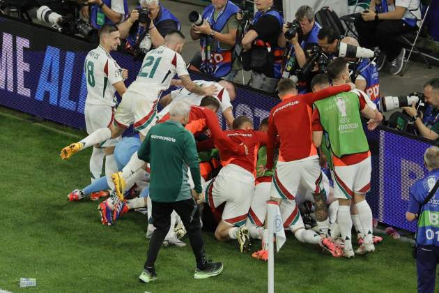 Los jugadores de Hungría celebran el gol de la victoria ante Escocia EFE Los jugadores de Hungría celebran el gol de la victoria ante Escocia EFE
