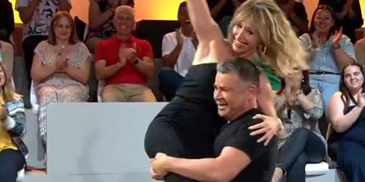 Jorge Javier aixeca a Emma Garcia / Telecinco Jorge Javier aixeca a Emma Garcia / Telecinco