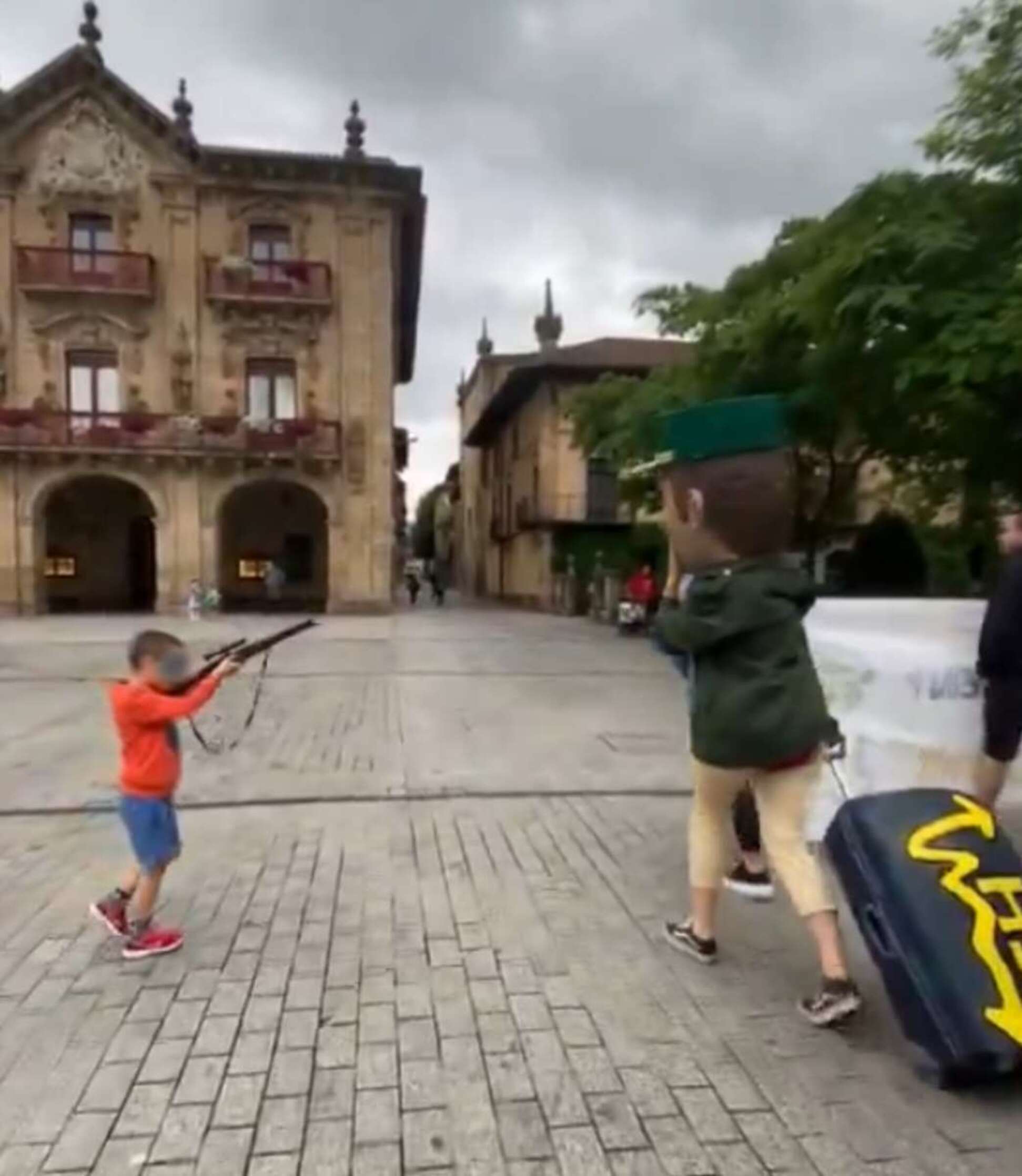 Un niño apunta con una pistola falsa a un cabezudo de la Guardia Civil: el cuerpo policial, indignado