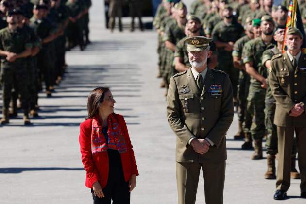 Ministra Defensa, Margarita Robles, i rei Felip VI gira baltica / Efe Ministra Defensa, Margarita Robles, i rei Felip VI gira baltica / Efe