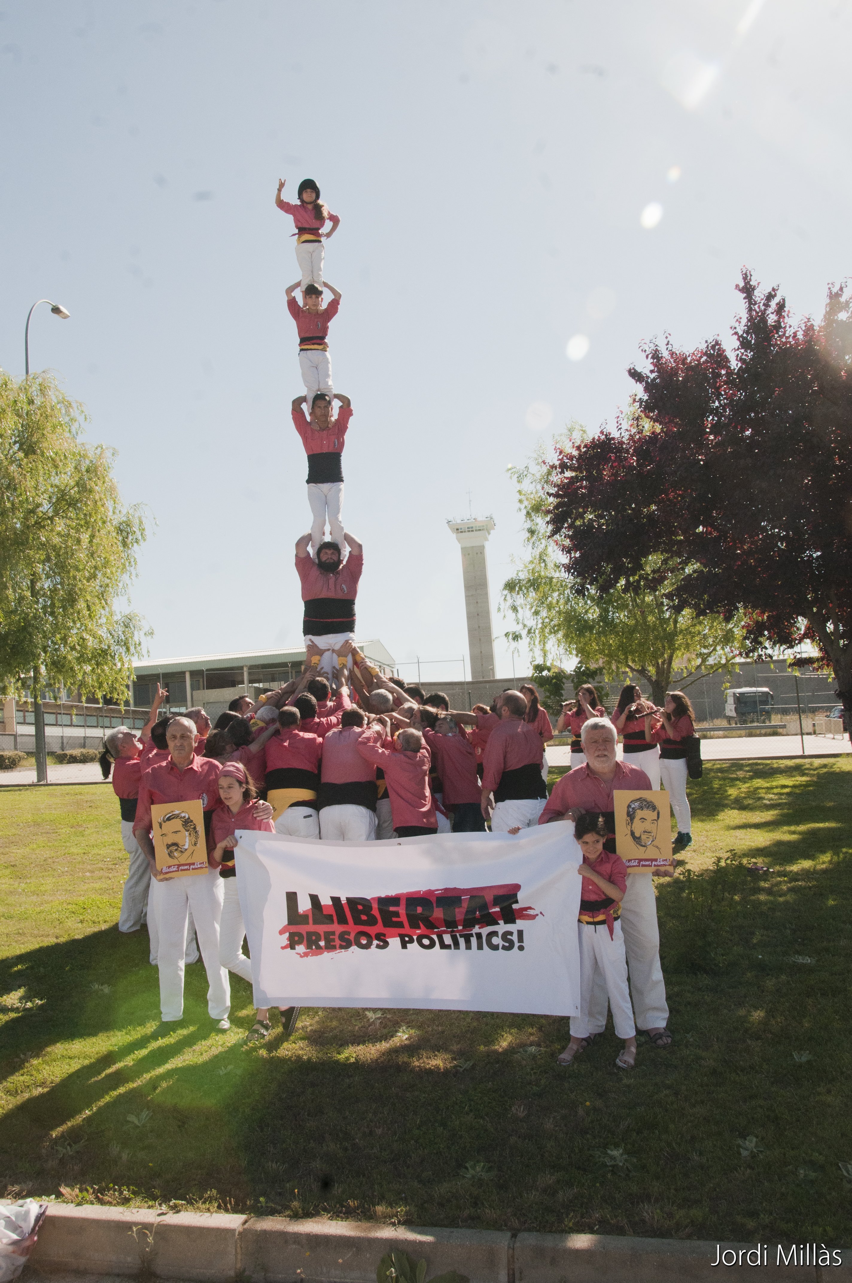 Torra: "Deixeu els castellers i el nostre poble en pau"