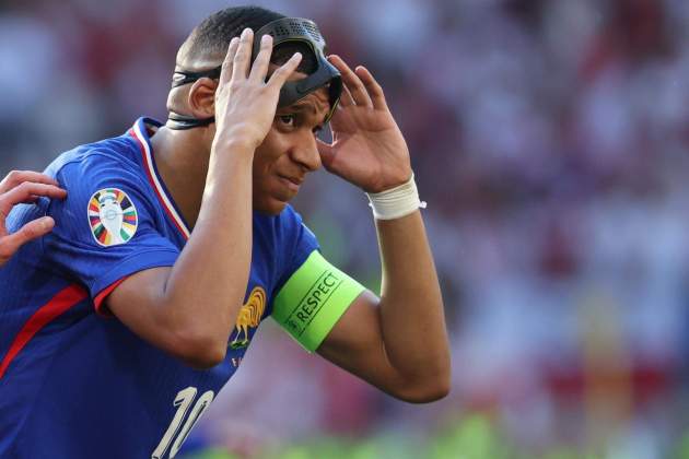 Kylian Mbappé se quita la máscara con rostro de circunstancia EFE Kylian Mbappé se quita la máscara con rostro de circunstancia EFE