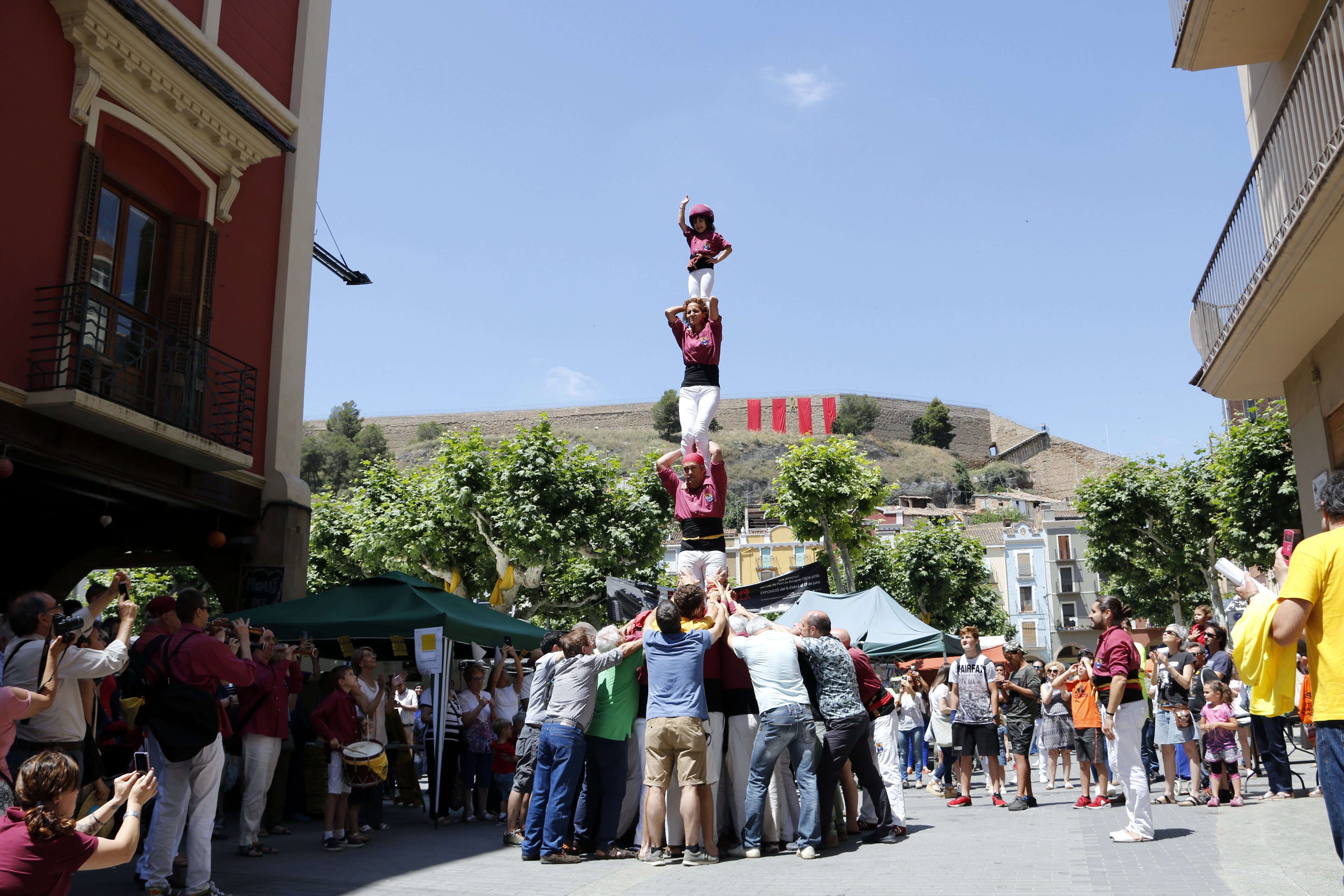 Los Castellers de Lleida levantan un pilar en recuerdo de Meritxell Serret