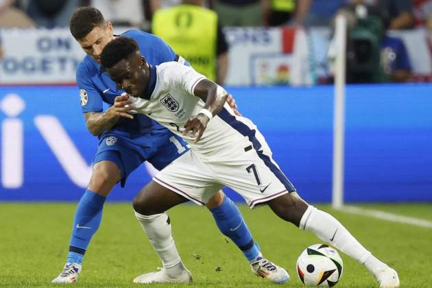 Bukayo Saka Erik Janza Inglaterra Eslovenia / Foto: EFE Bukayo Saka Erik Janza Inglaterra Eslovenia / Foto: EFE